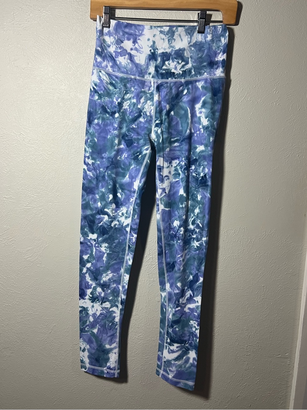 EUC Women’s Manduka size Large Blue & White Marble Print Leggings